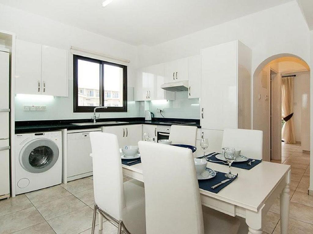 Beautiful 2-Bedroom Apartment - Great Location Пафос Екстер'єр фото